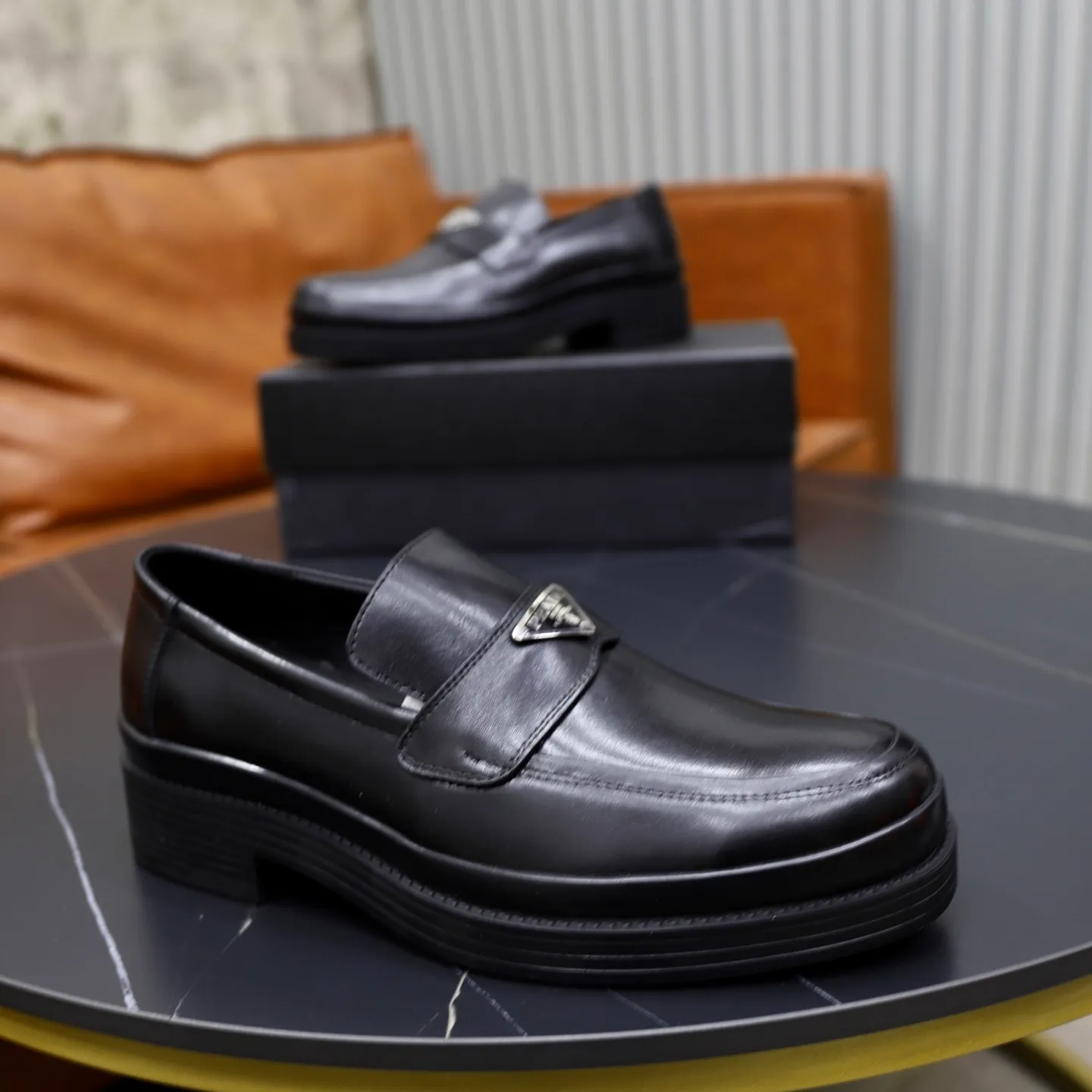 Ex-factory price: 500💰🙅‍♂️🙅‍♂️🙅‍♂️ Brand: PRADA Standard code: Men's code 38-44 (45 can be customized) Grade: Same style as the official website Original order quality Material: Original cowhide surface Comfortable lining Original outsole Style category: Men's fashionable casual leather shoes Distinguished big-name luxury elements Top luxury Color: Color of the actual picture